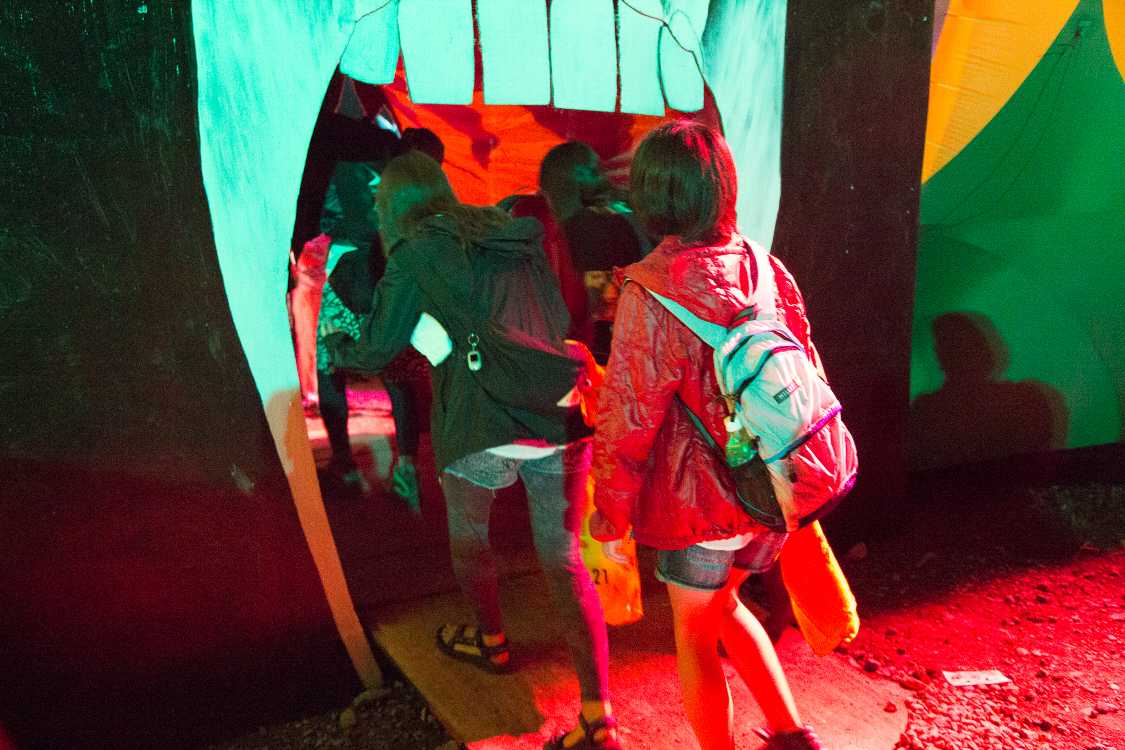 やや低い入り口だ。