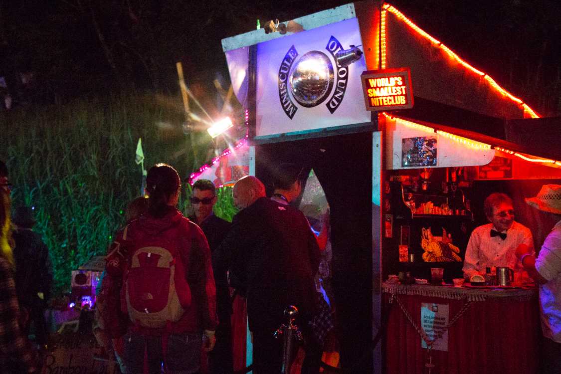 ナイトクラブ。入り口の方向が変わった。