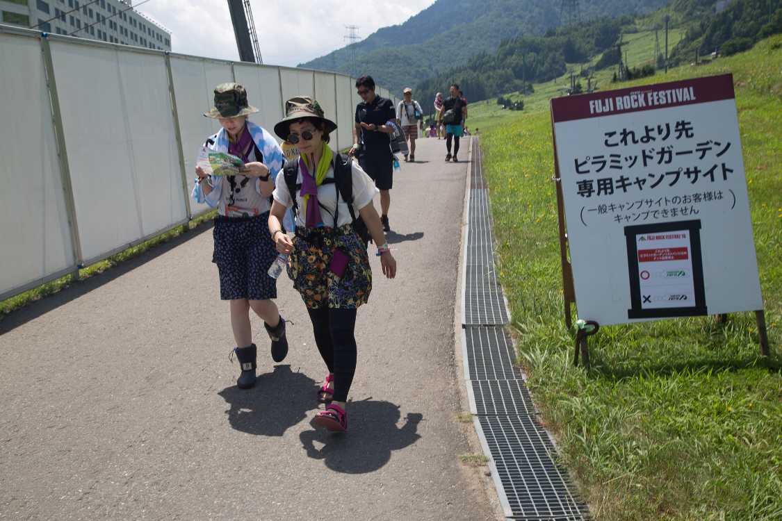 キャンプサイトからピラミッドガーデンへ。