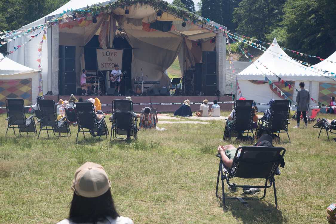 ラフマとみられるいすが置かれている。