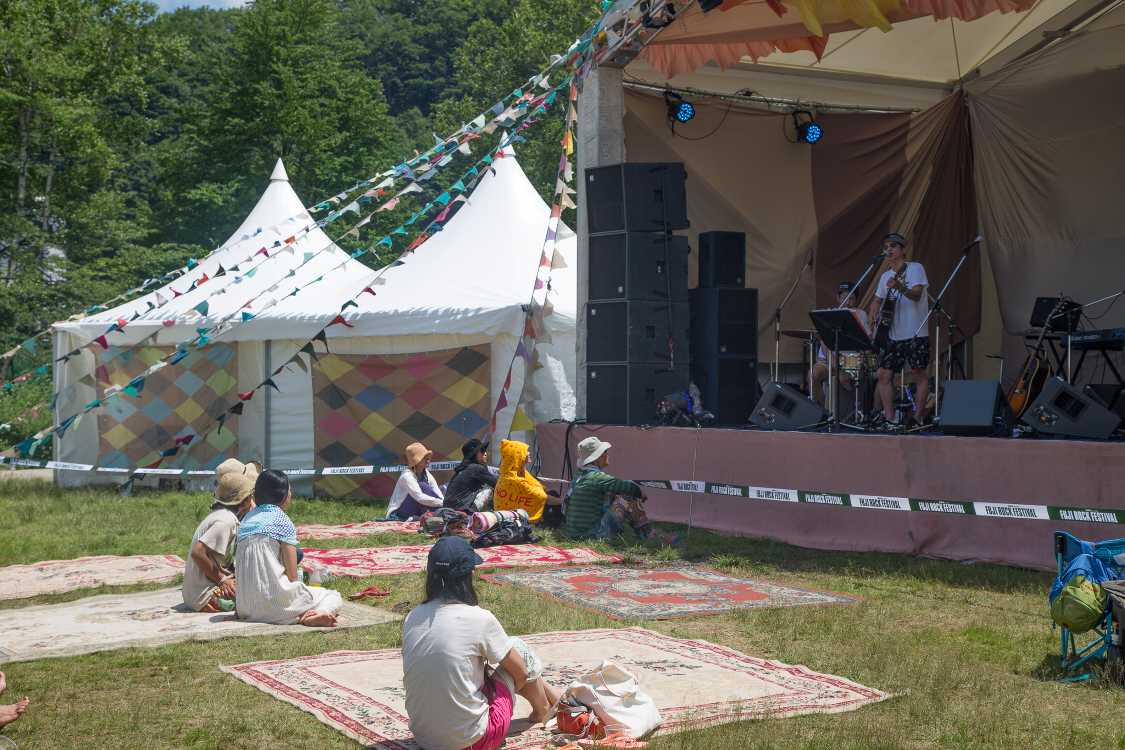 ステージ前のラグ。