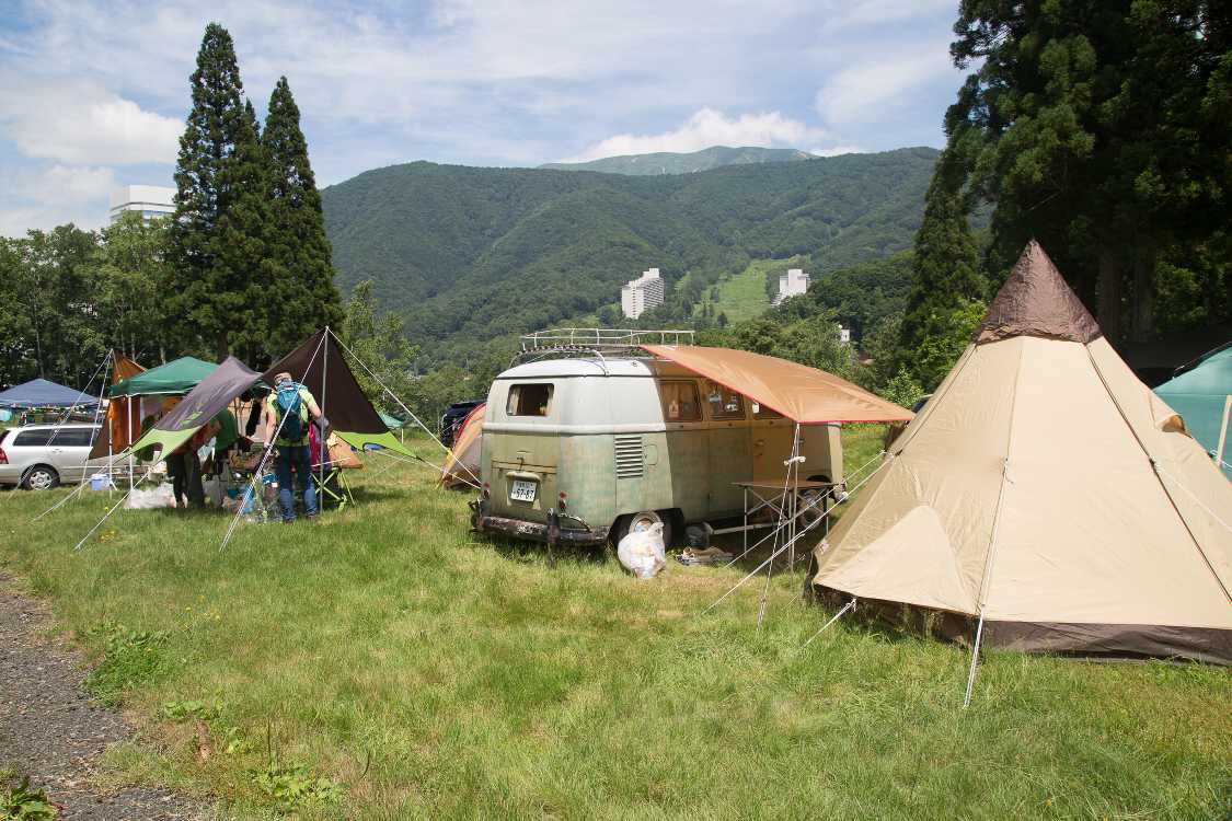 ムーンキャラバンのテント群。