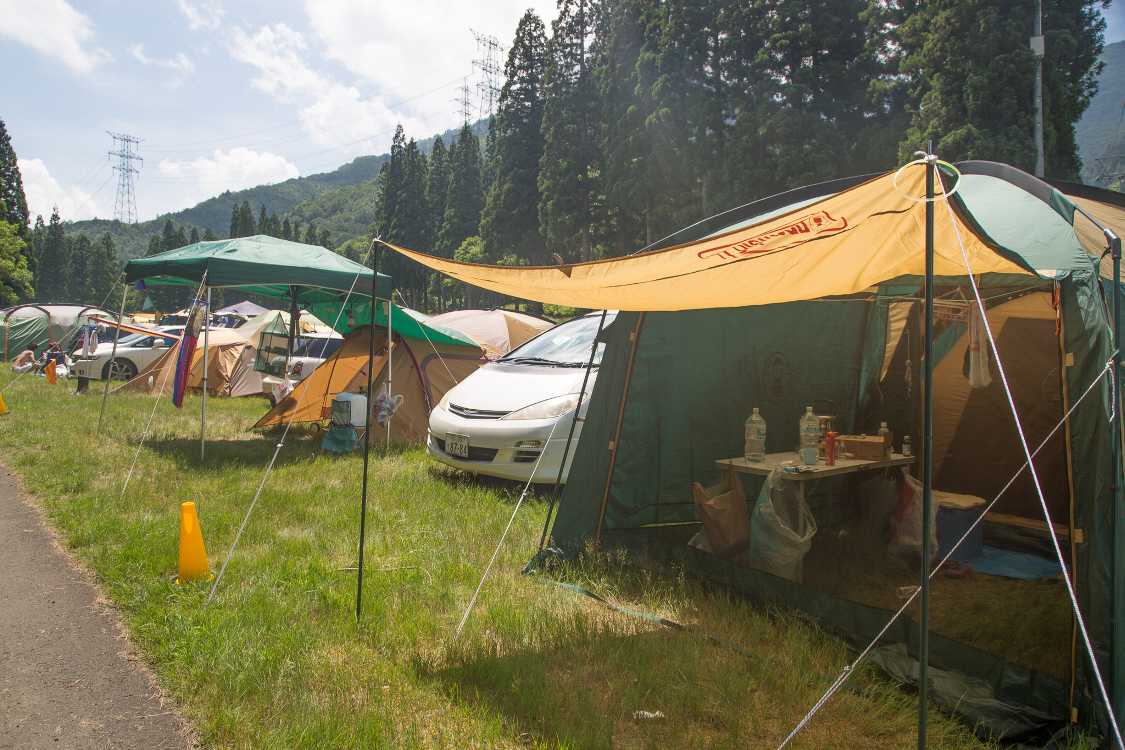 車で持ち込めるためテントも荷物も大型だ。