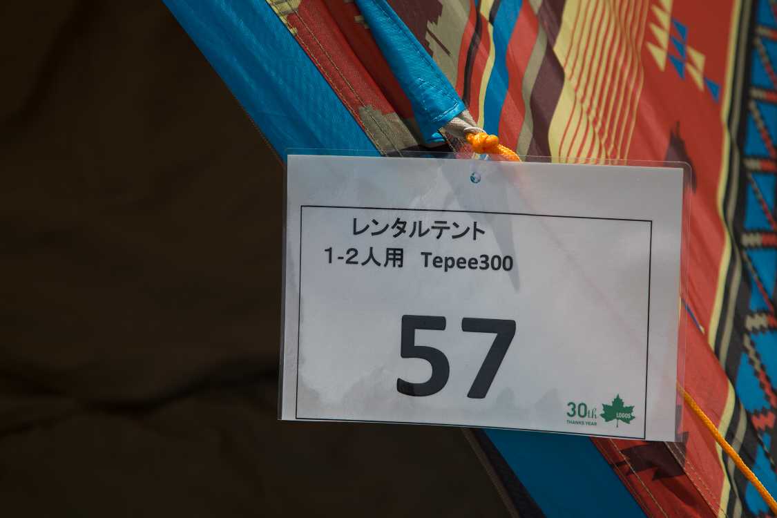 利用者は1人か2人を想定。テントの真ん中に支柱が立っているので3人が寝るのは厳しいか。