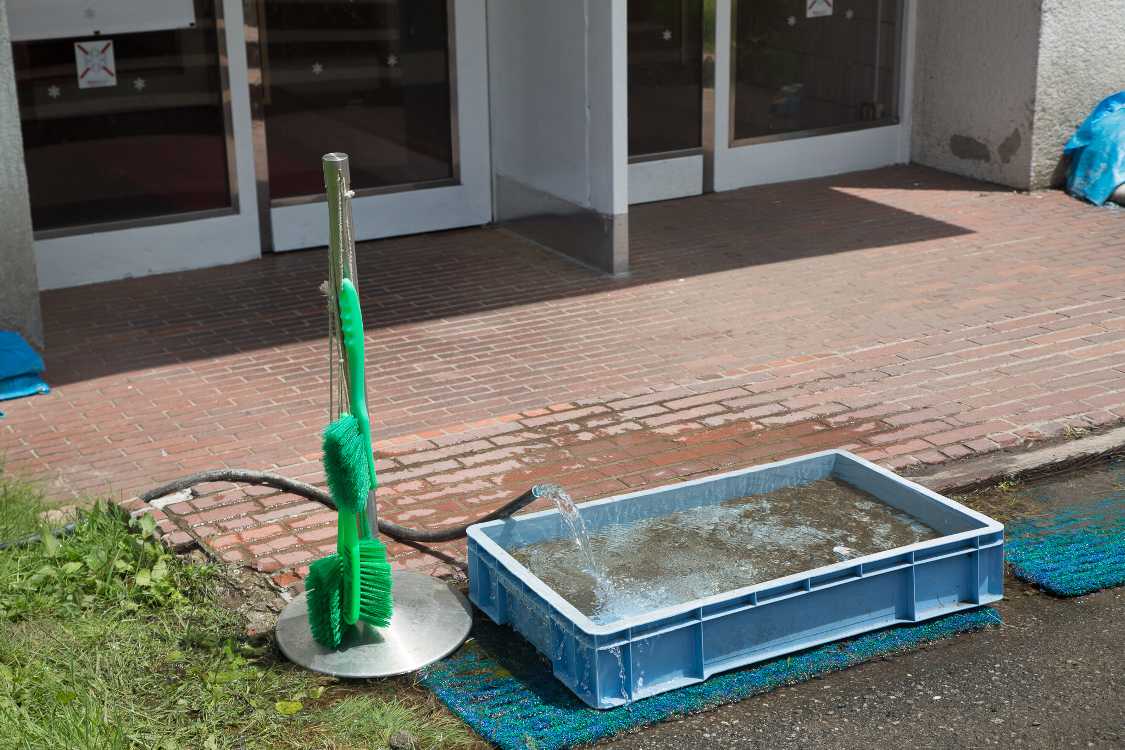 泥落とし用とみられる水場。