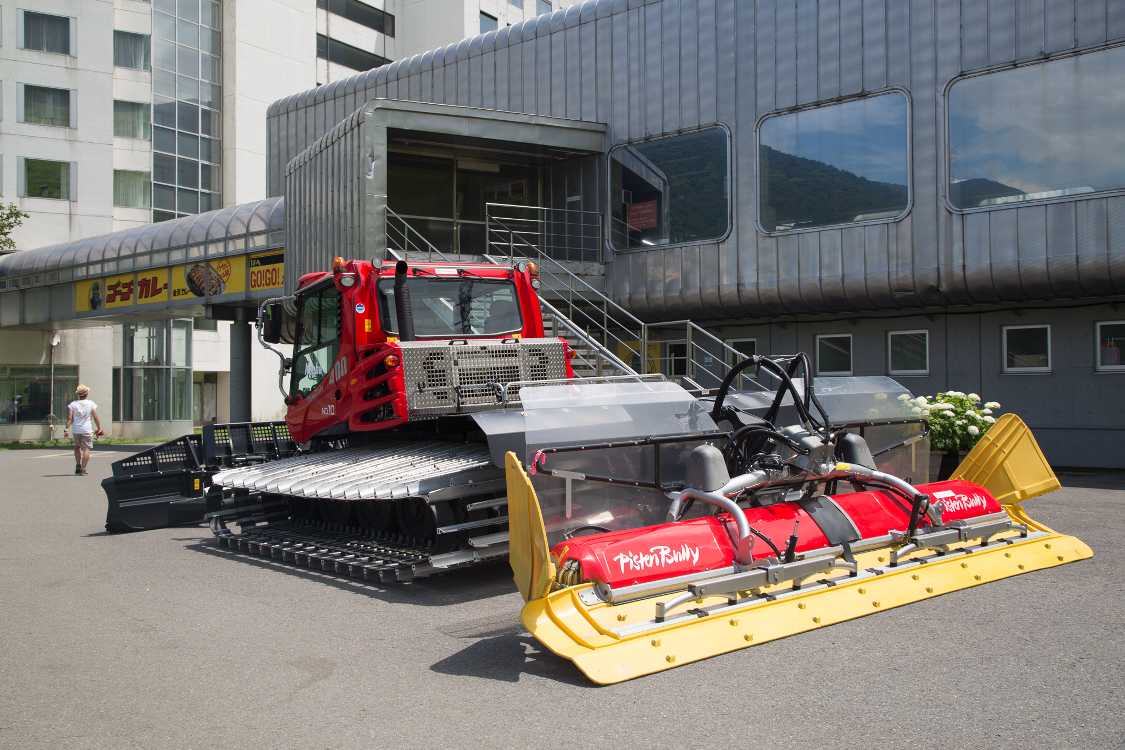 来年の国際大会を見越して導入したとみられる雪ならしの特殊車両。