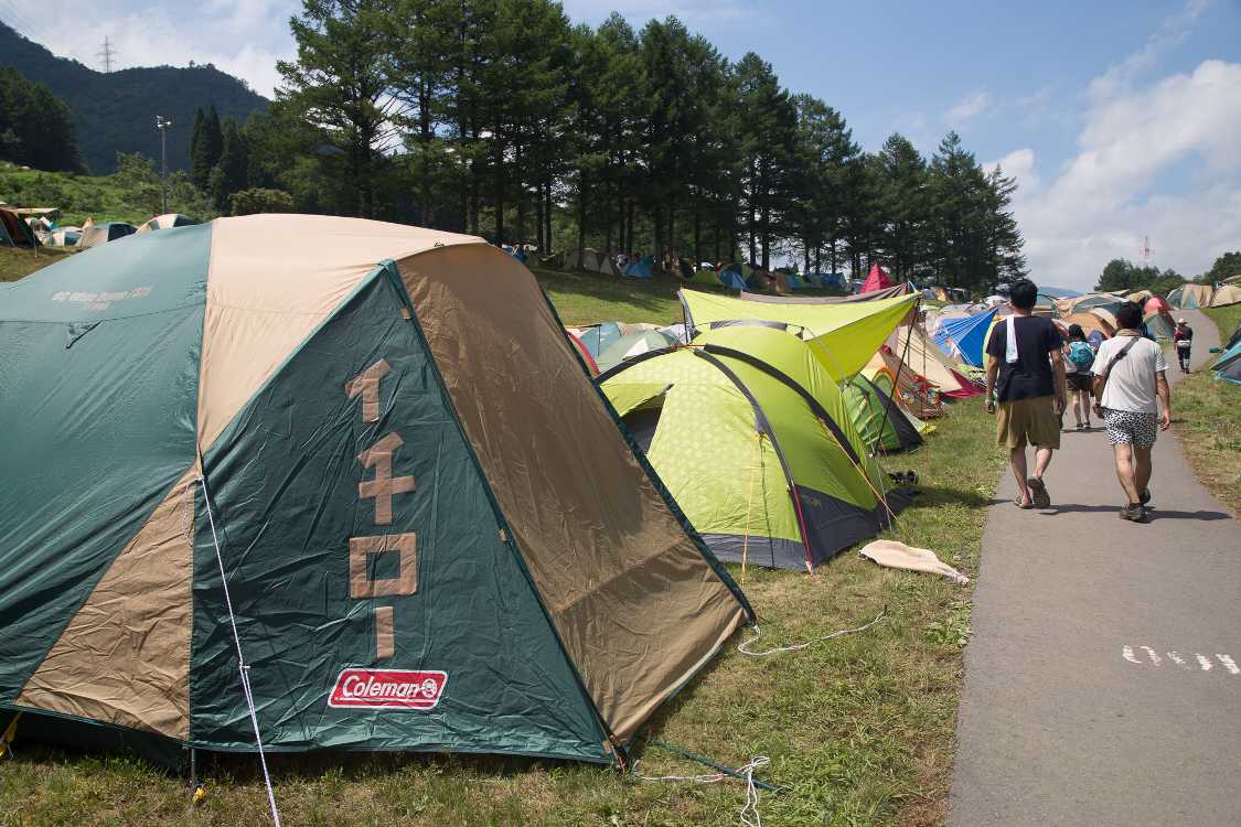 毎年同じテントを使っているのを見ると、今年も来たんだなと安心する。東京スポーツのテントやレディースサイトの骨休めしていますテント、ピラミッドガーデンのニョロニョロにも同じ安心感がある。