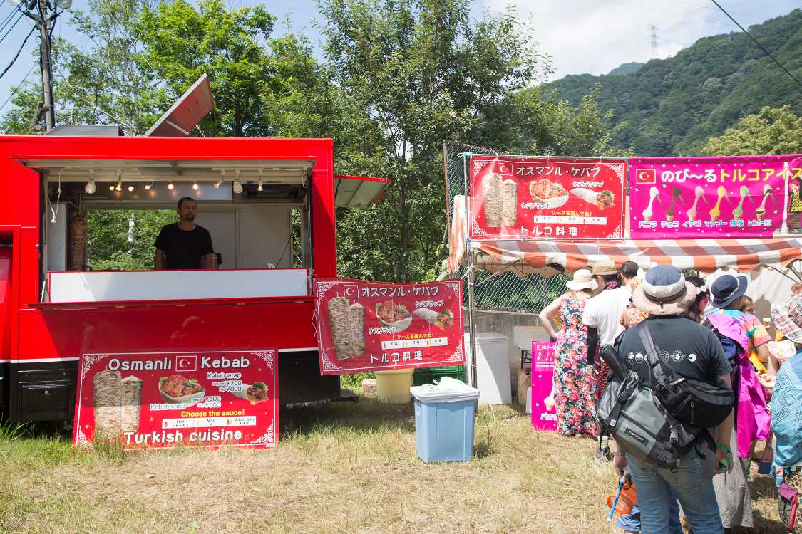 坂の下にある飲食店。