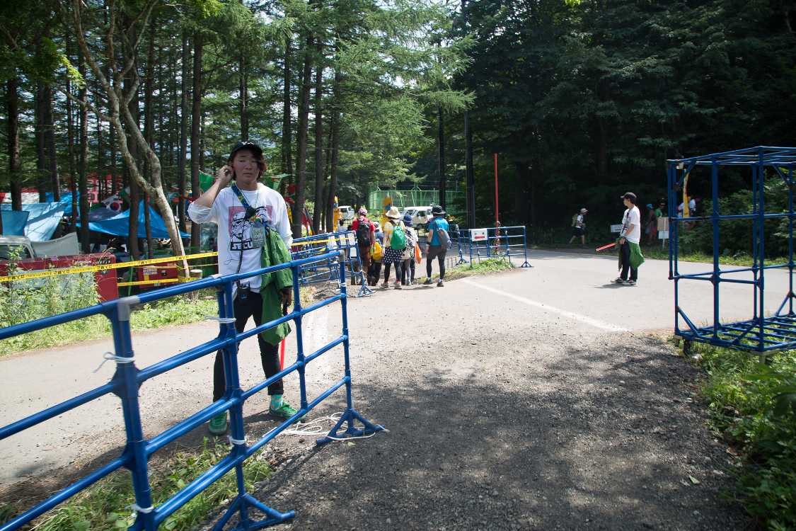 レッドマーキー、ワールドレストラン方面の出口。