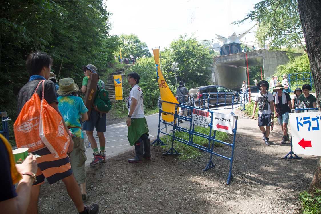 ドラゴンドラ乗り場への道。