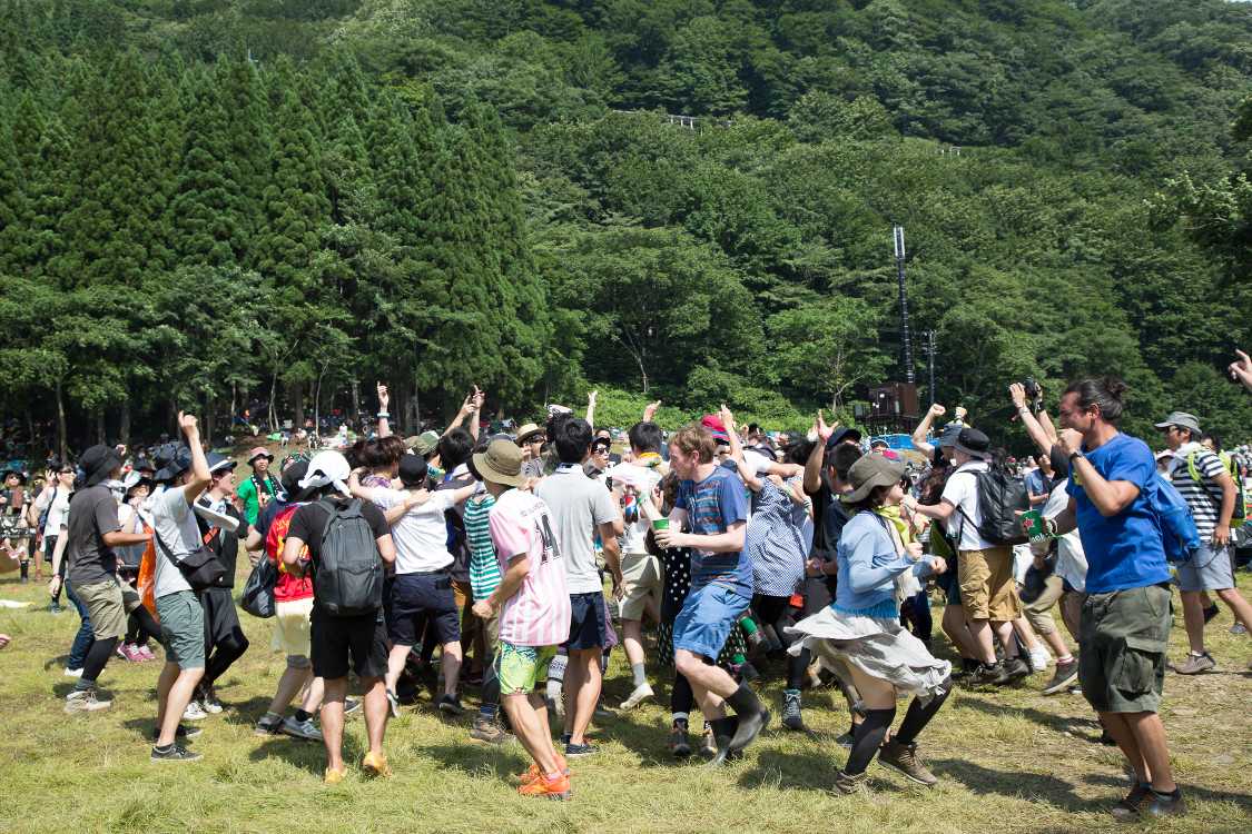 中央のテント裏で踊りまくる人たち。テレフォンズのころ。