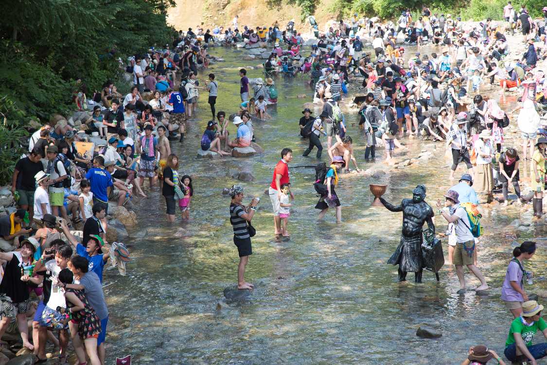 キッズの森の前に立っていた銅像が河川敷まで来ている。