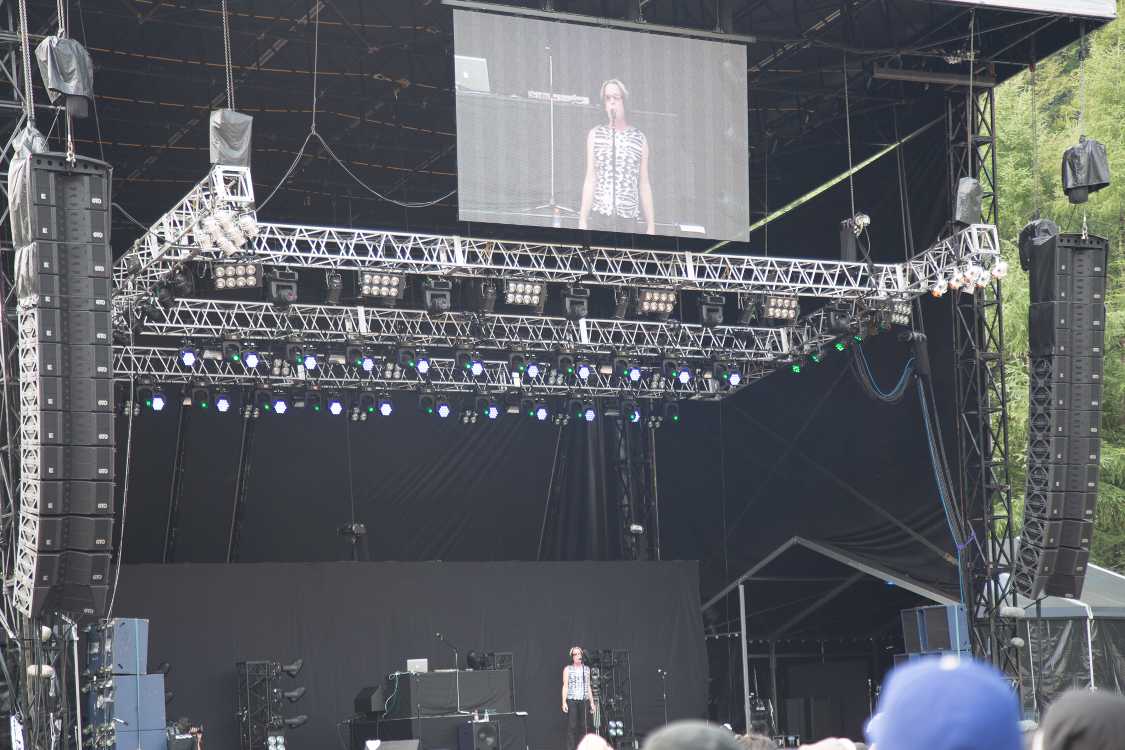 1人で歌うトッド・ラングレン。ホワイトステージに出るようなアーティストでは、このような形で歌うのは珍しい。