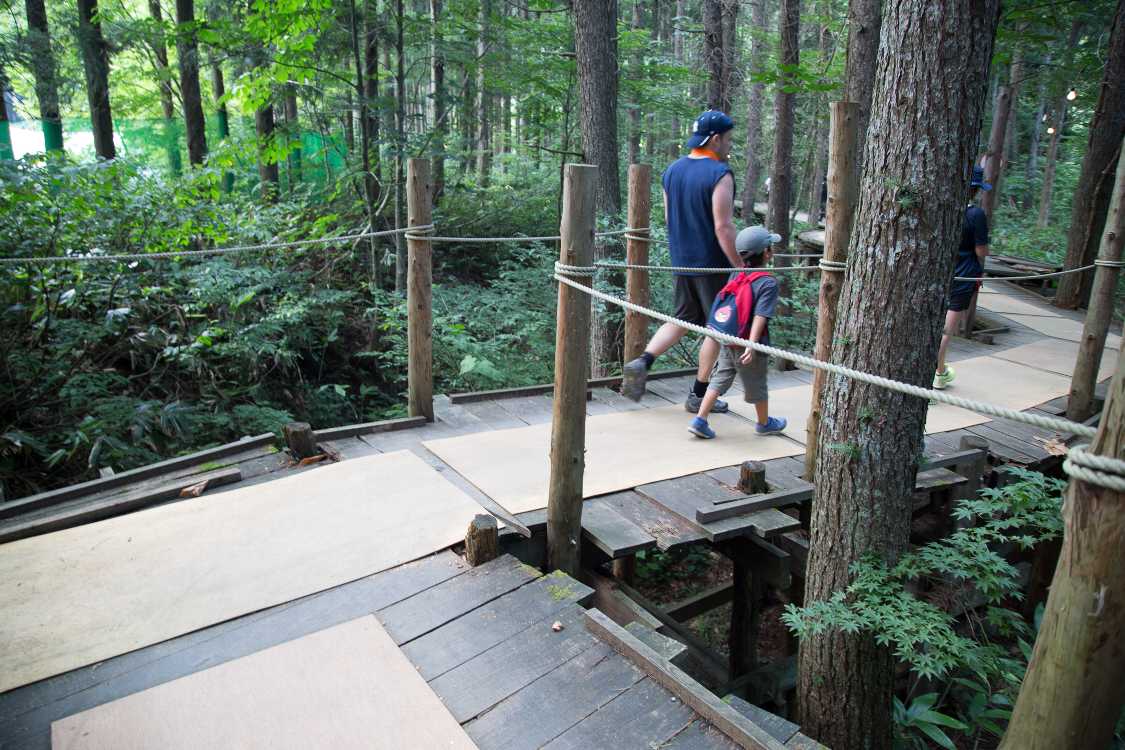 ボードウォークの上にさらに板をはり付け。