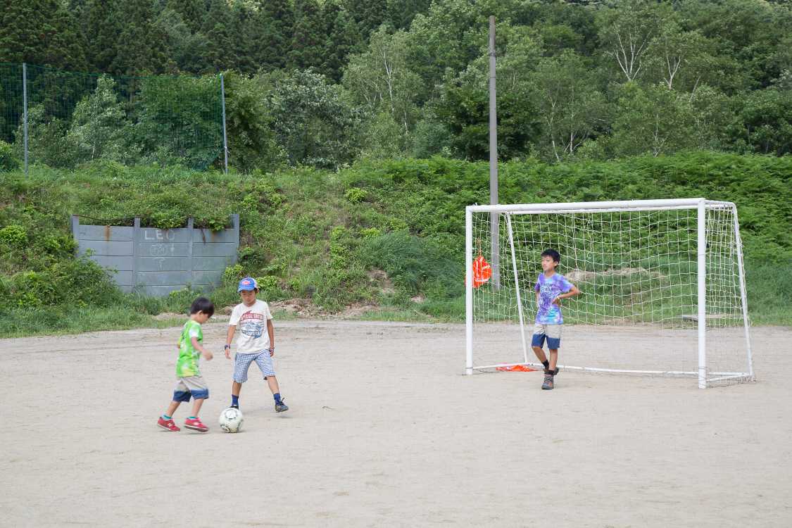 サッカーをする子ども。