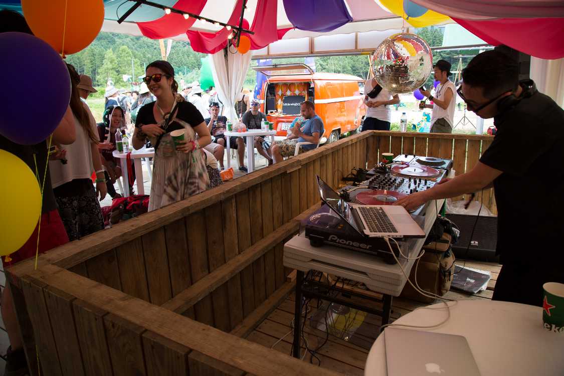 DJはアナログ盤で操作していた。