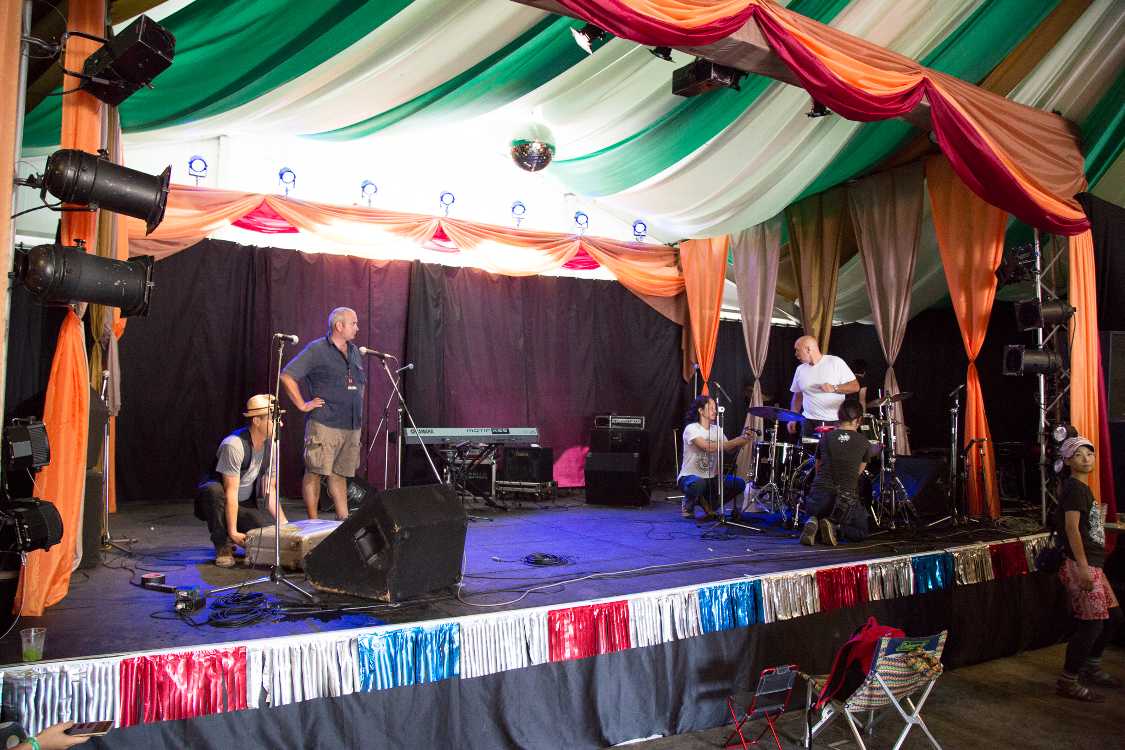 ビッグ・ウィリーズ・バーレスクとみられる人が準備していた。