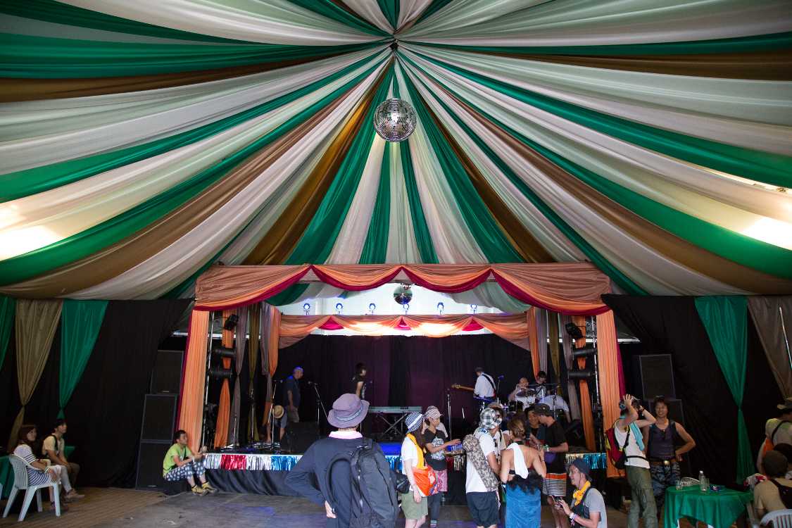 ドラムサークルのテントに似た天井。