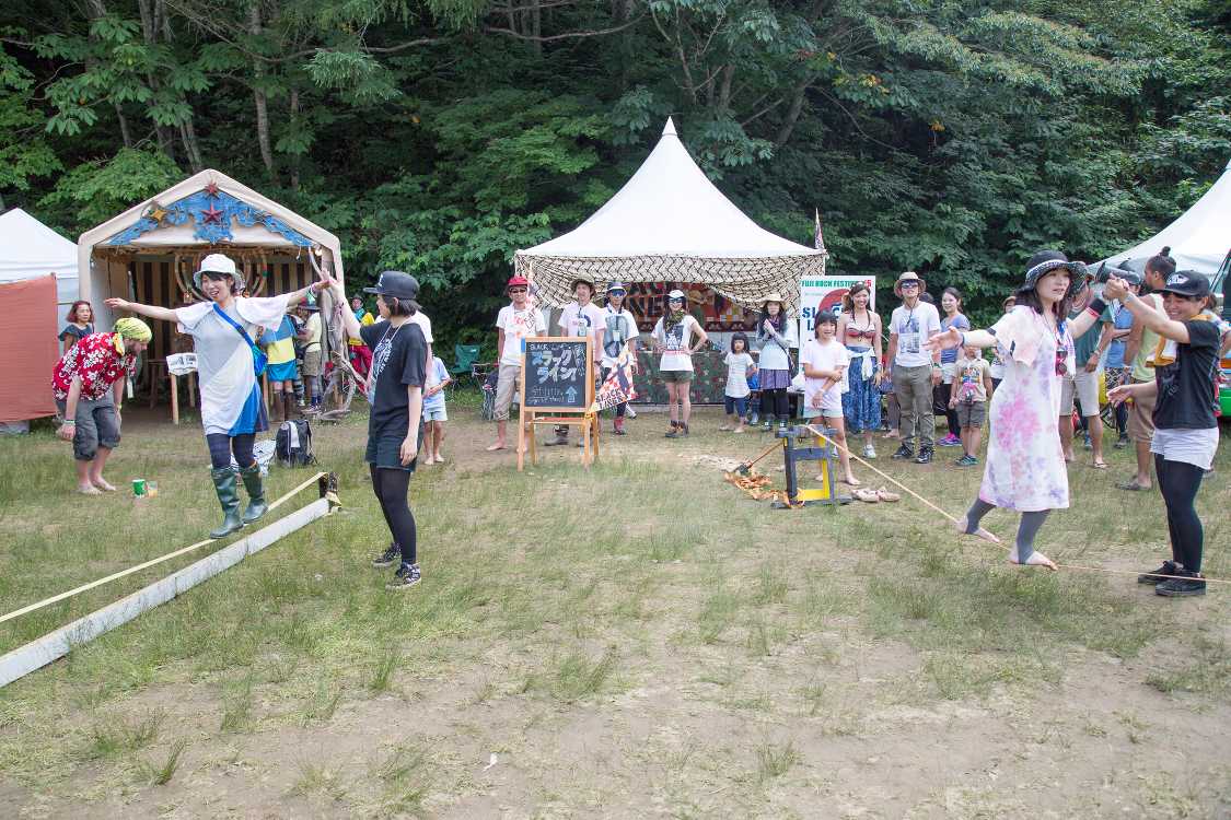 右側は地面からやや高い。