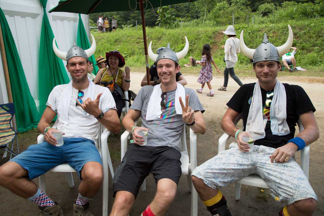 毎年来ている角の兜の外国人。