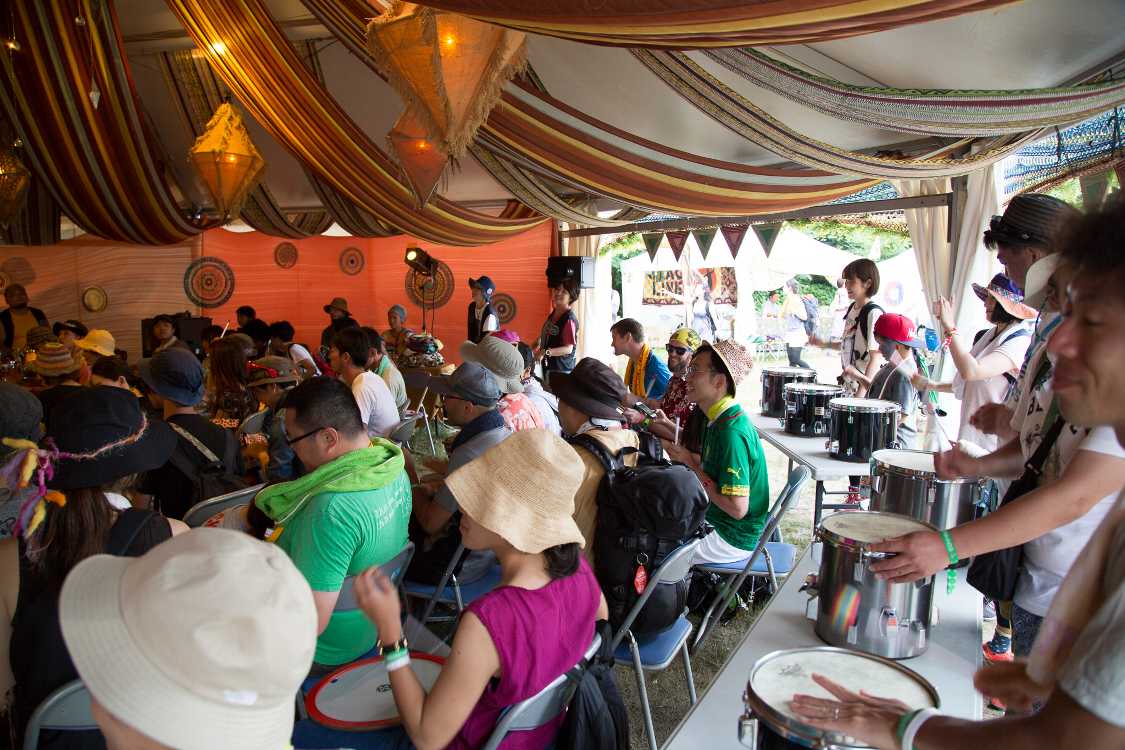 全員でドラムを叩く。