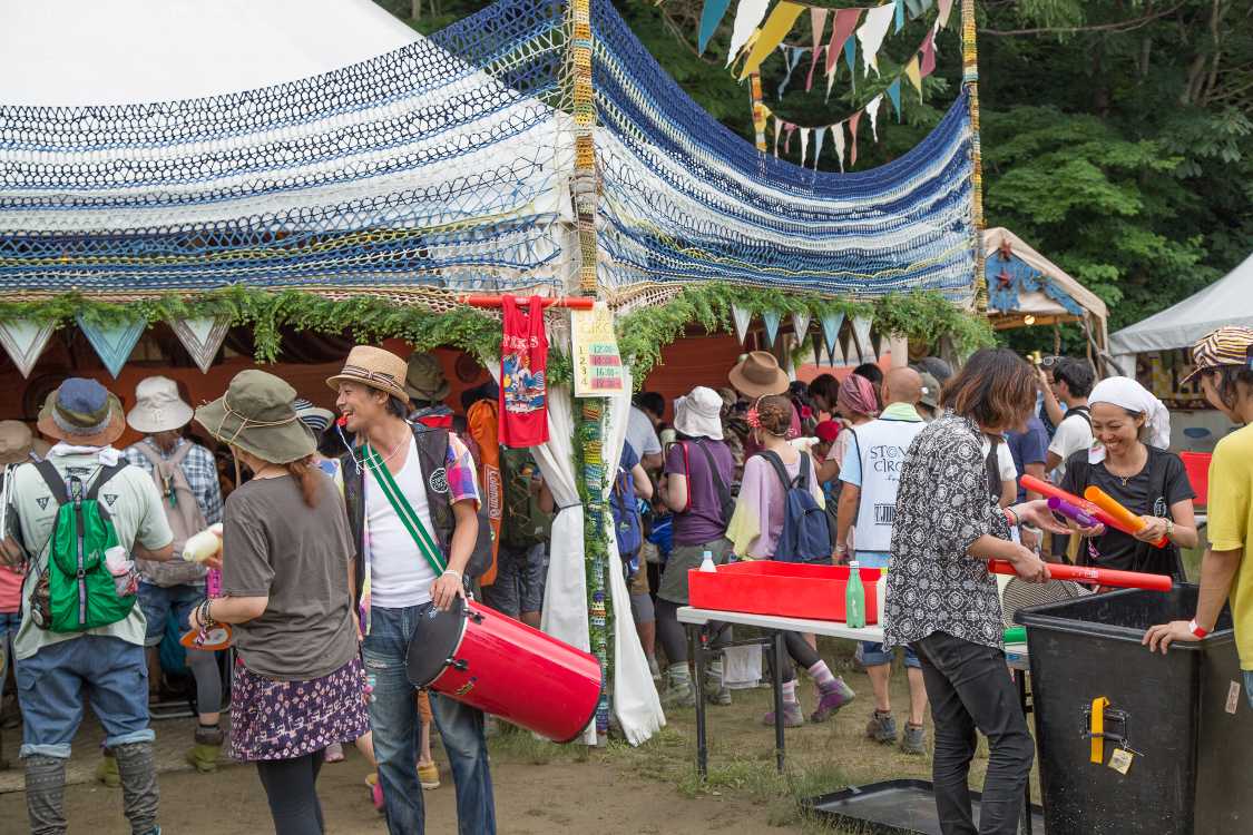 ドラムサークルの外でもパーカッションを貸し出し。