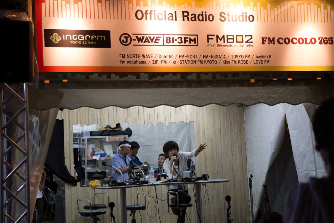 FM802に番組を持っているキュウソネコカミのヤマサキセイヤがオアシスエリアで生放送している。