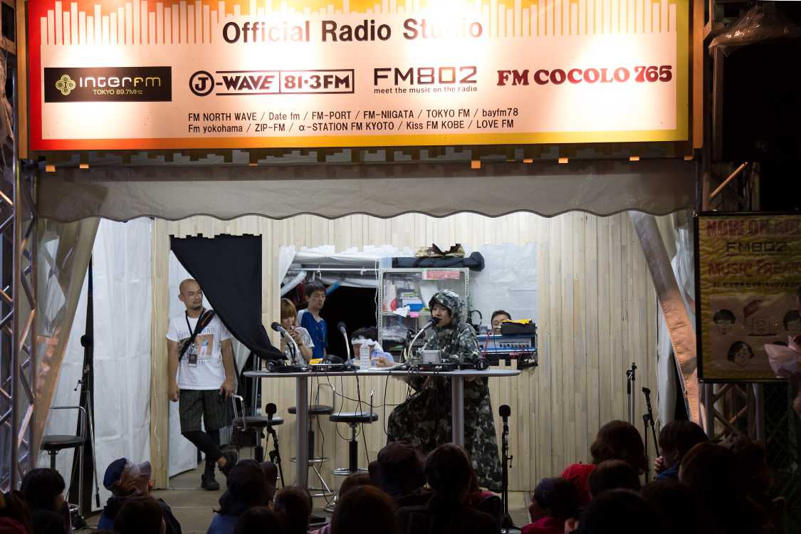 今年は雨が降らなかったので用意したポンチョが着られず、番組中に着たところ。