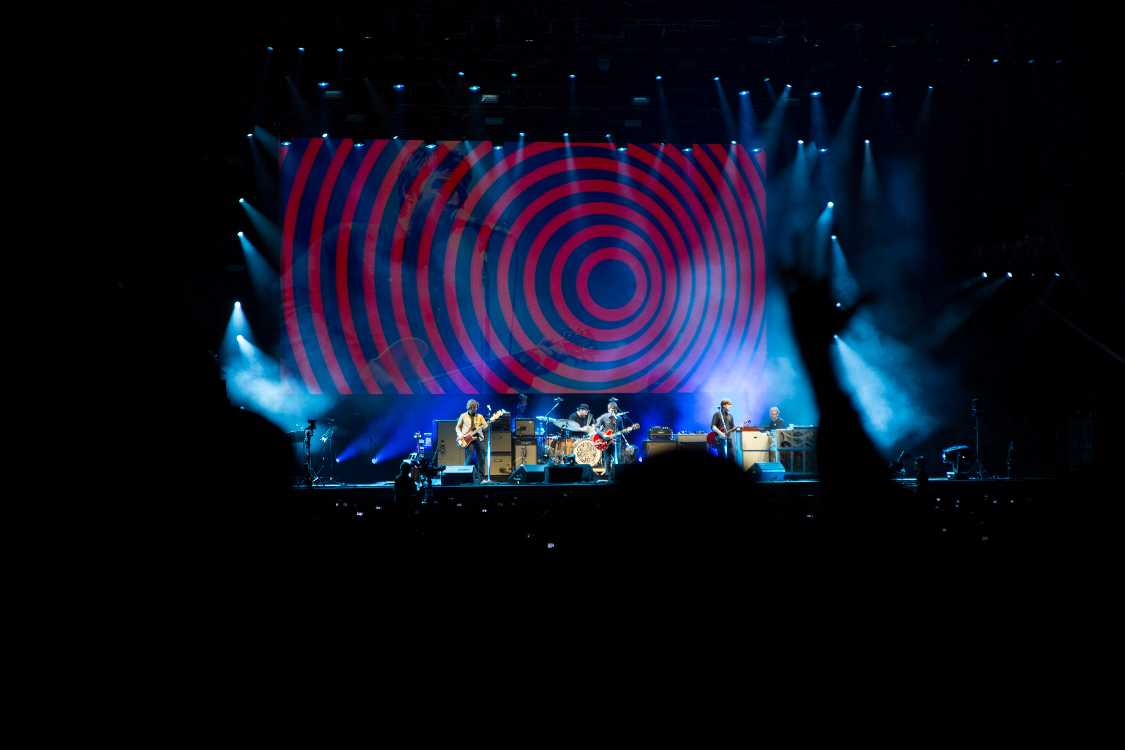 ライブの途中にはノエル・ギャラガーが「デイヴ・グロールって誰」とイギリス人特有のひねくれた発言をしていた。そう言うことがかっこよく見えるためにはノエル・ギャラガーが相当の人気を獲得している大物アーティストでなければならないが、オアシスのノエル・ギャラガーではなくハイ・フライング・バーズのノエル・ギャラガーなら、大物かどうか微妙だ。