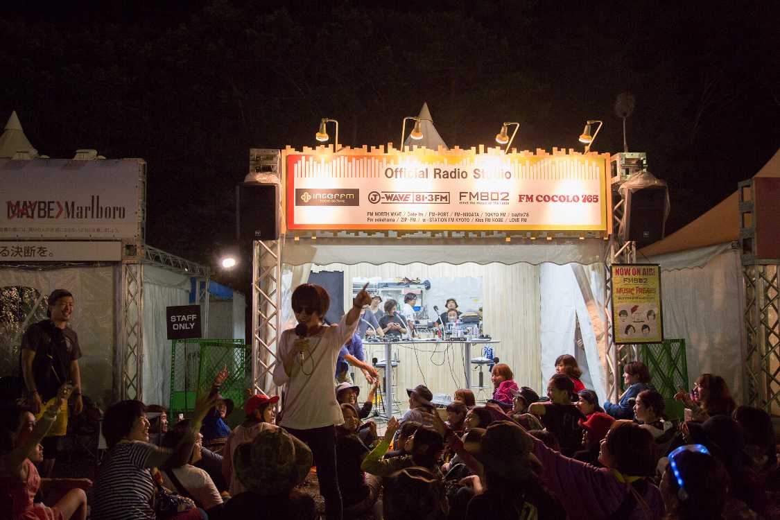 キュウソネコカミの曲をかけたとき、観客の中に入って歌う。