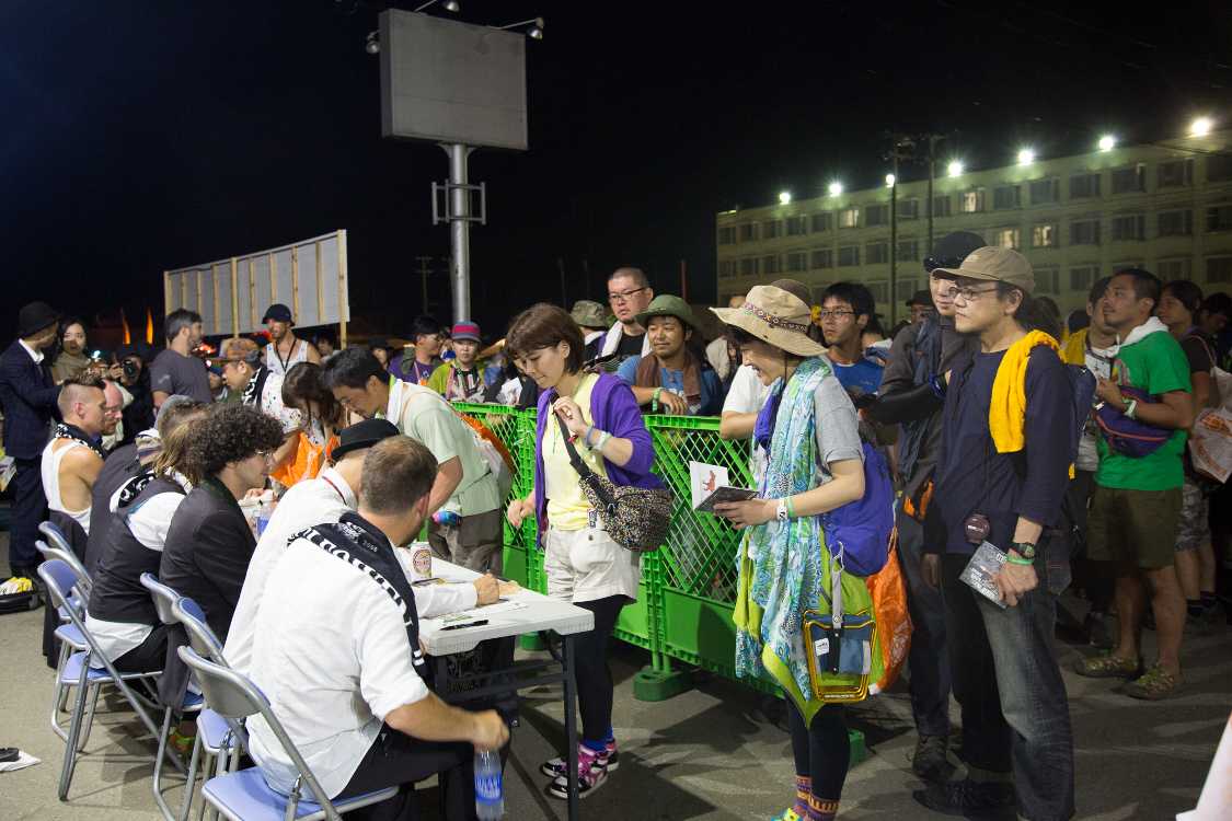 場外でのレーヴェンのサイン会。