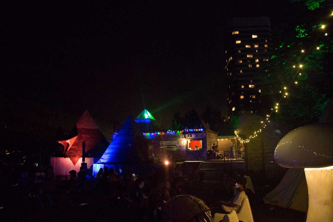 ピラミスカフェ方向。