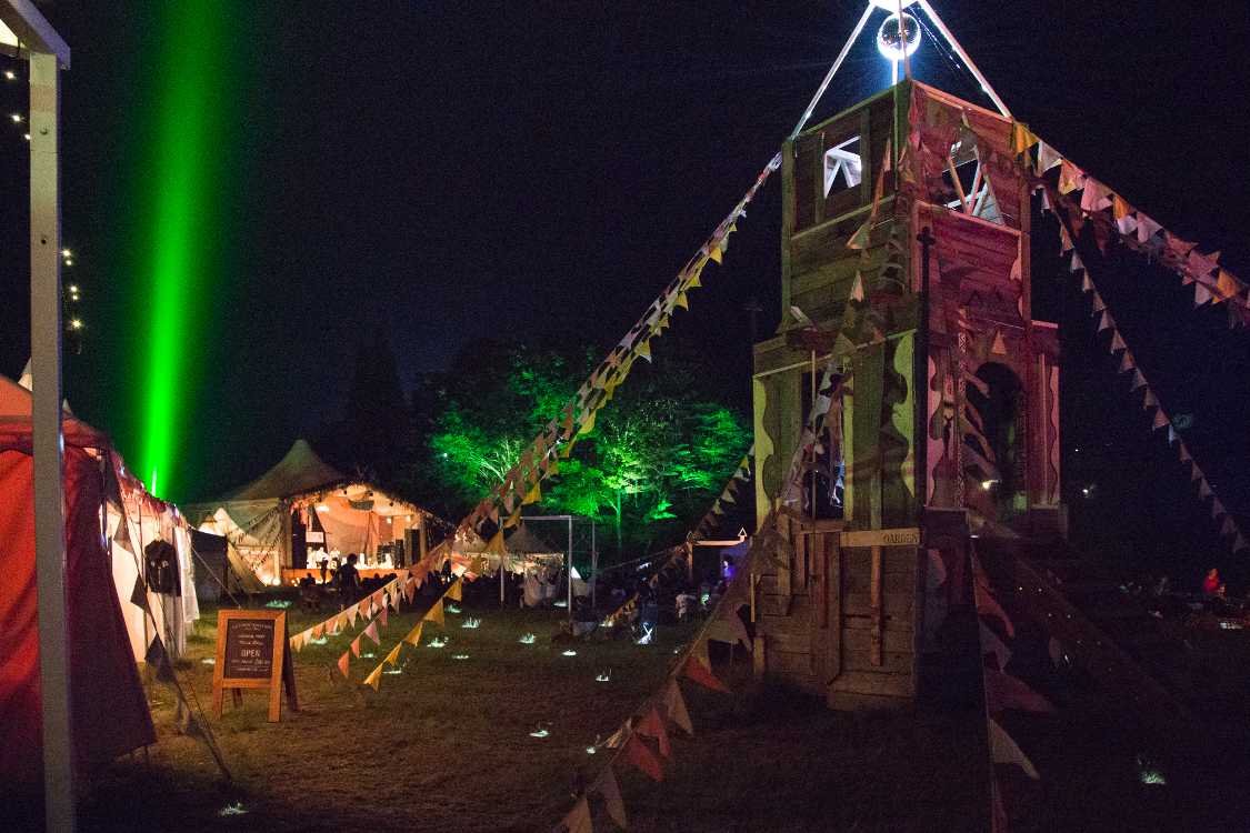 フィールドオブヘブンと同じようにミラーボールの光が地面を照らす。