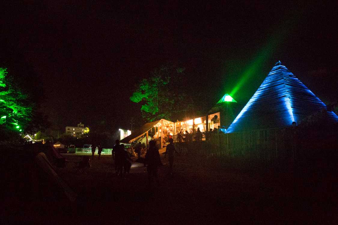 深夜でも営業する飲食店。