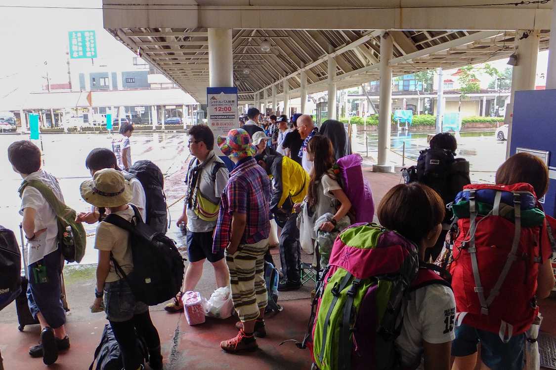 午前11時50分ごろ。雨はかなり降っている。