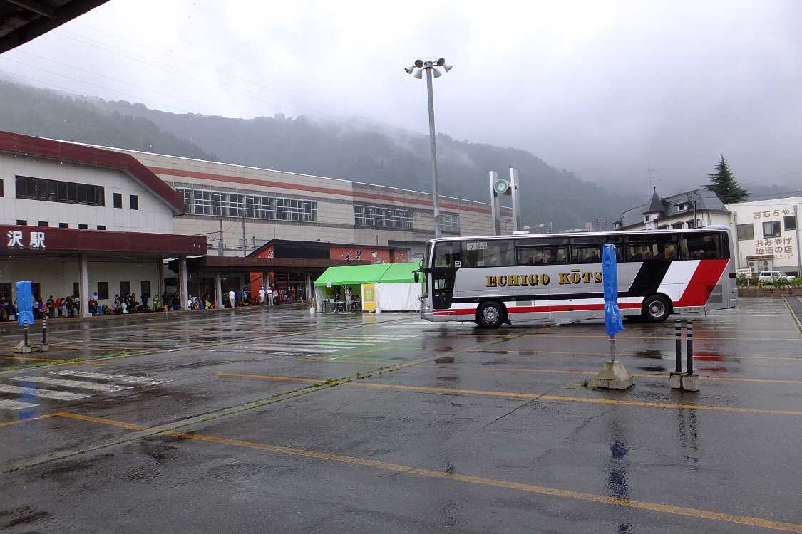 正午過ぎに1台目のシャトルバスが来た。