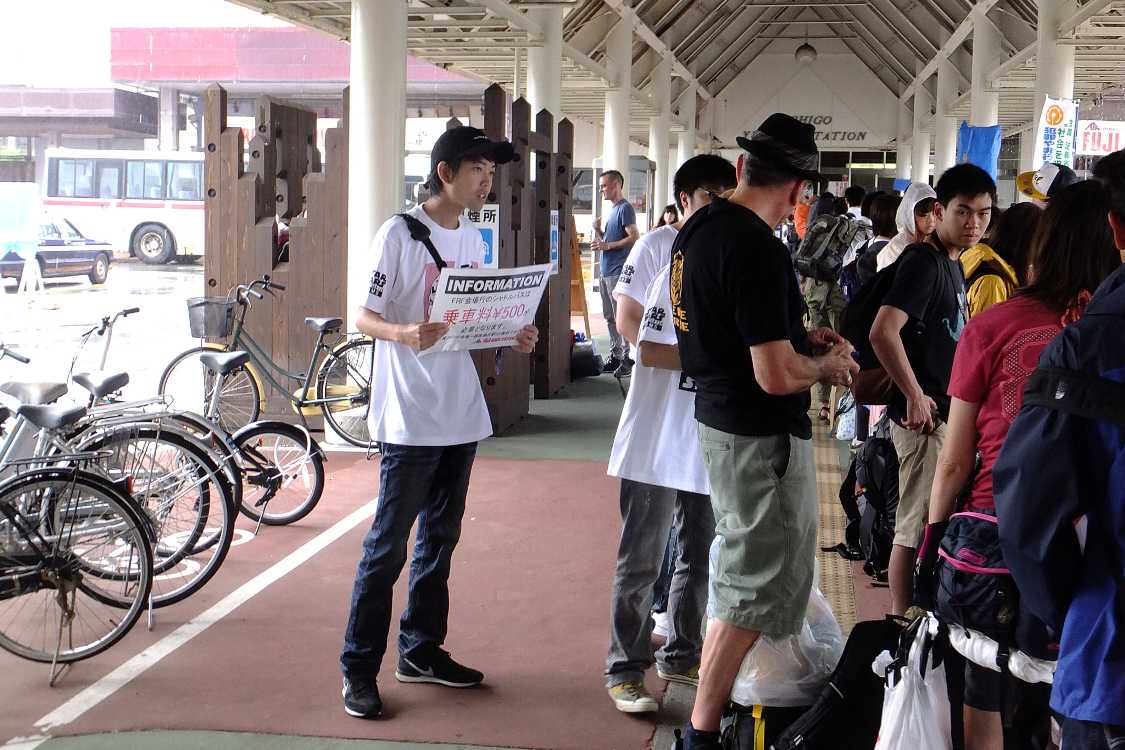 行列に並んでいる最中に乗車料500円を払う。