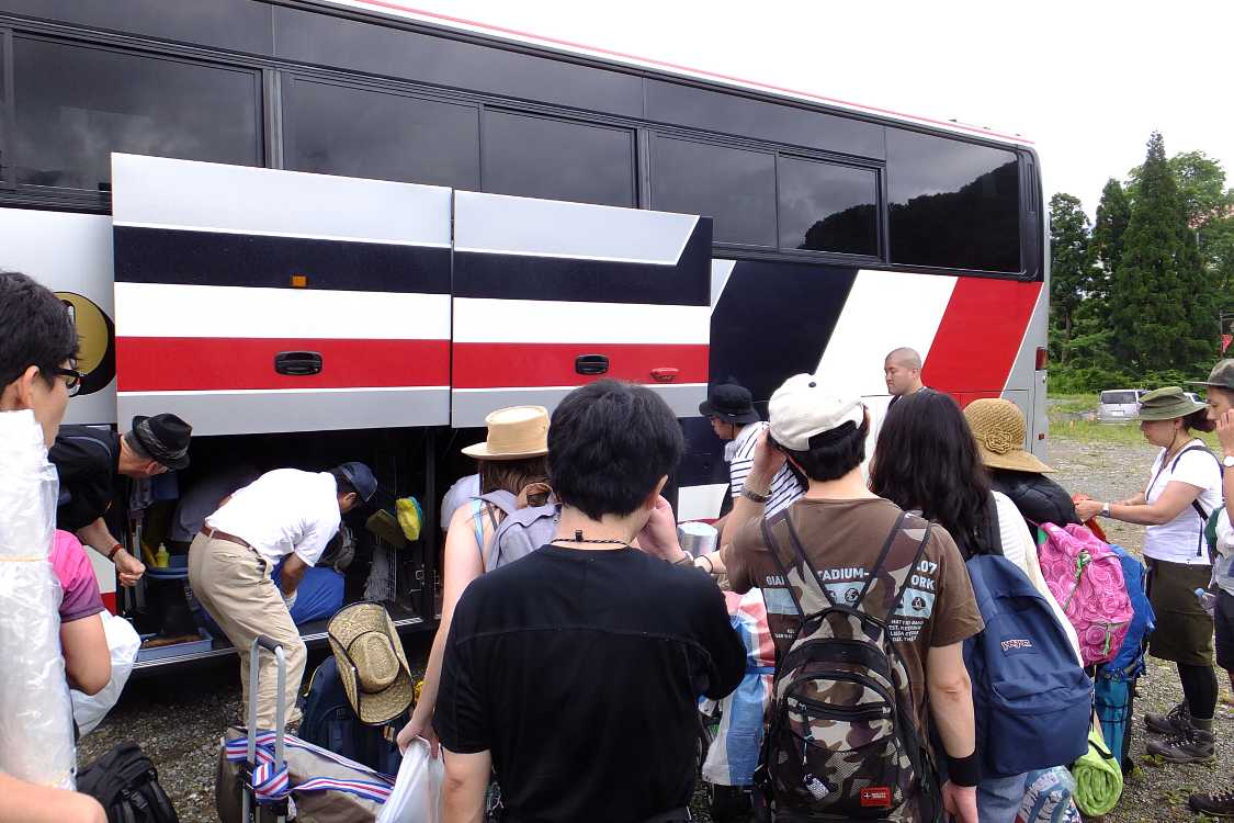 シャトルバスの苗場到着後。