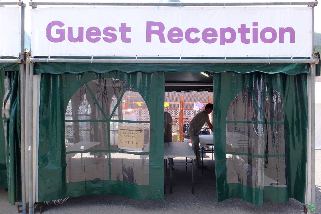 関係者受付はヤマト運輸の作業場に。