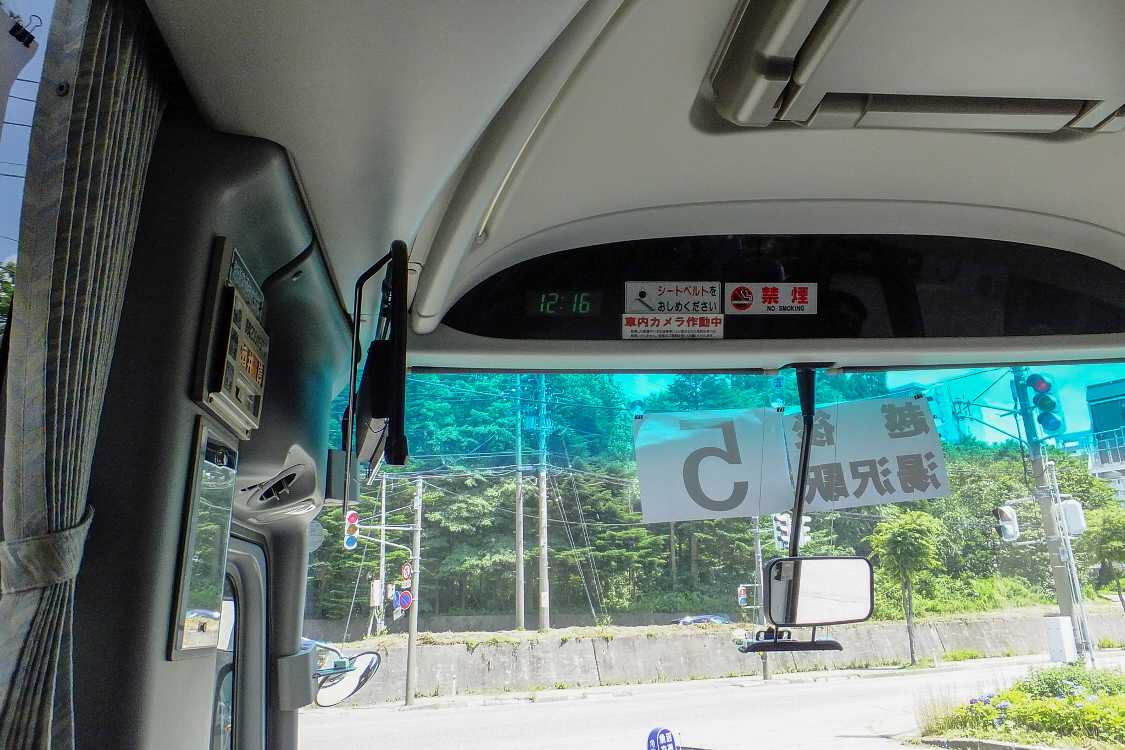 シャトルバスは午後0時15分発で行列が解消されていました。