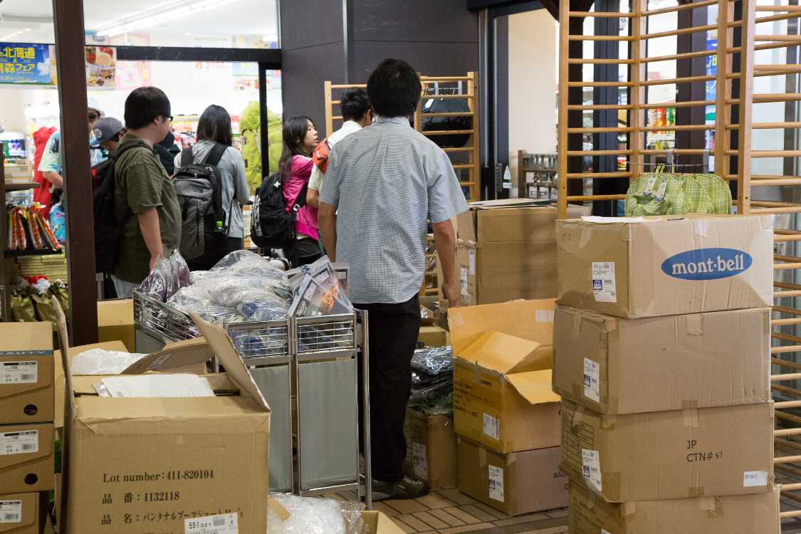 木曜日の午前は陳列作業中。