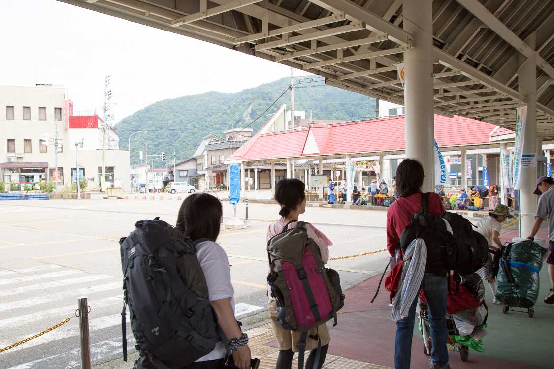 午前11時10分ごろ、シャトルバスの先頭が遠方に移動しました。