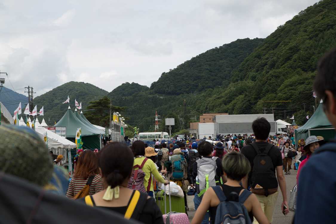 キャンプサイトの行列。今年はリストバンドを事前送付しているので、リストバンドを交換することなくキャンプサイトに行く人が多い。