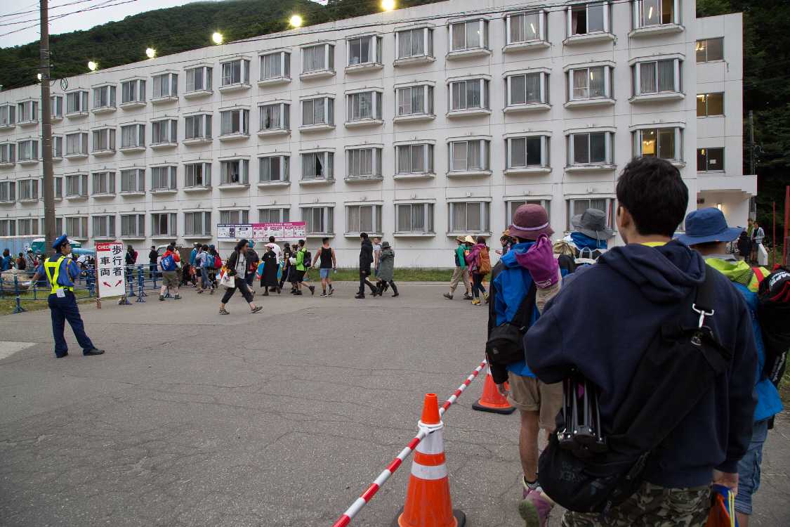 キャンプサイトから入場ゲートへ。