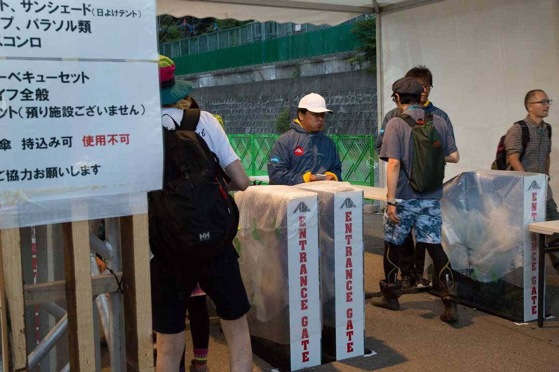 前夜祭ではゲートをそのまま通過していきます。