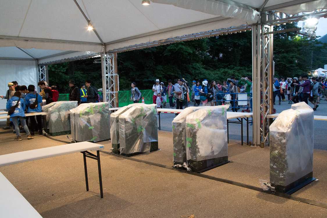 入場ゲートを通過して、会場内から。