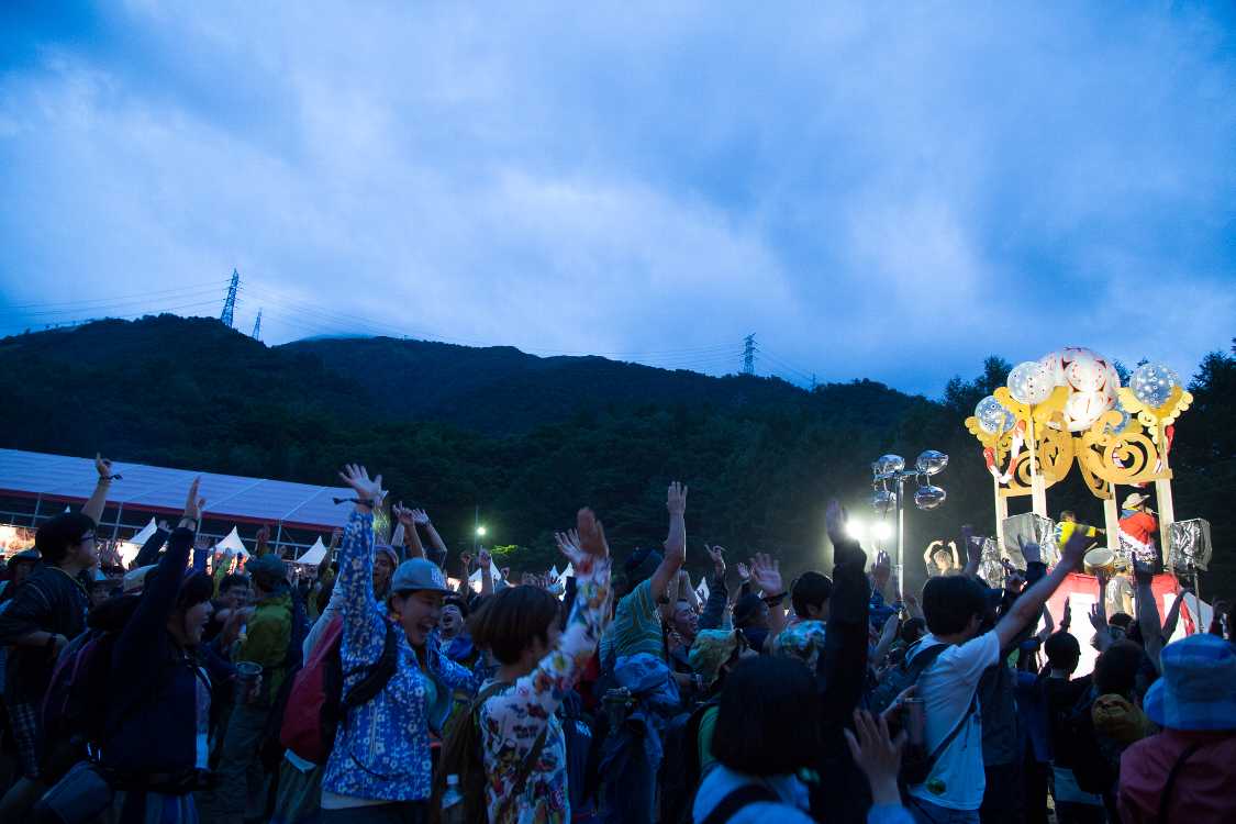 苗場音頭でジャンプする人たち。