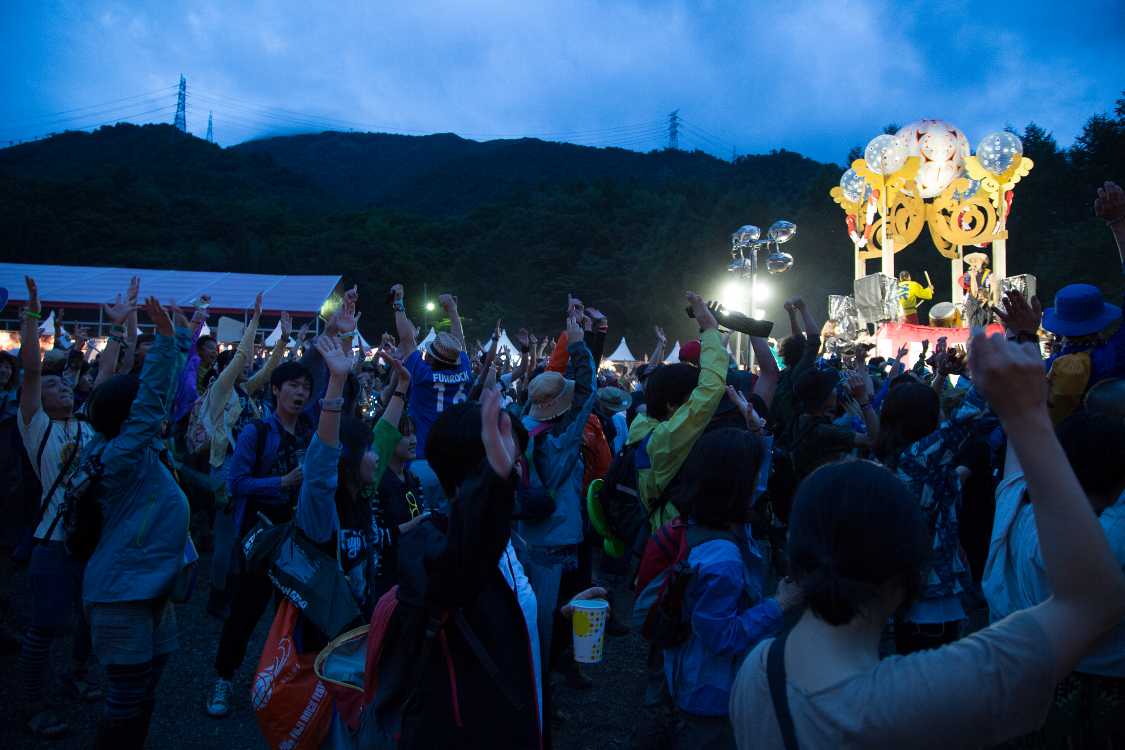 午後7時ごろ。苗場音頭は午後7時前から始まります。