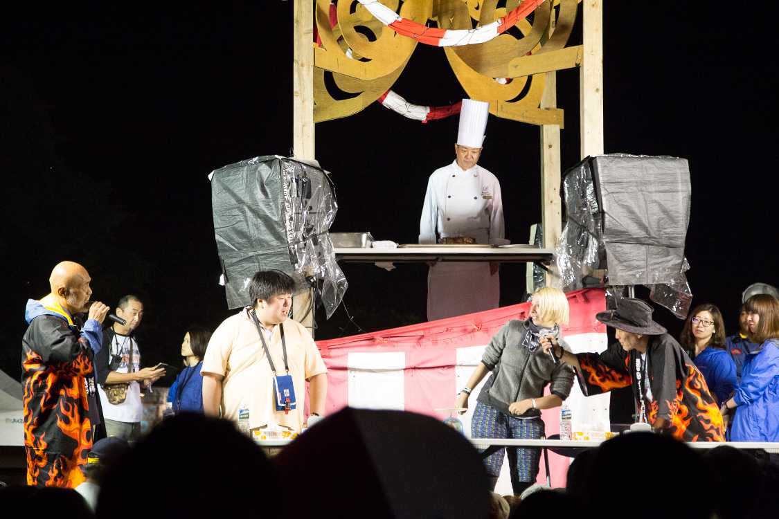 午後8時半から櫓前での早食い大会。既に決勝前でした。