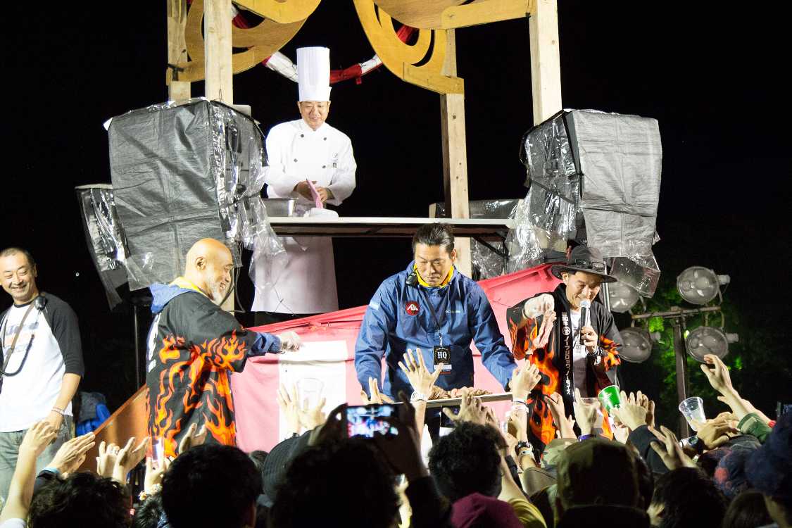 余ったローストビーフを観衆に振る舞い。